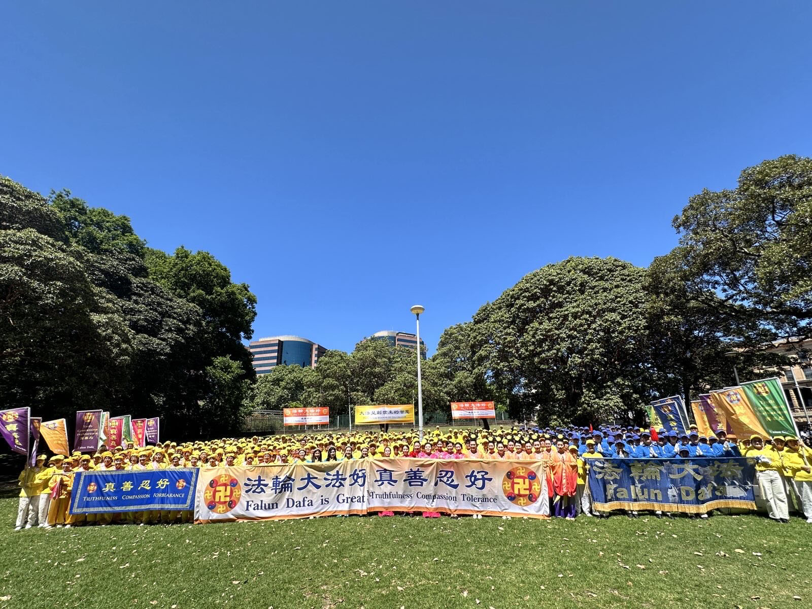图15:二零二五年十月十日,来自全澳各地的部份法轮功学员在悉尼市中心举行了大游行。图为在游行终点贝尔莫公园(Belmore Park),学员们拍摄了大合照。