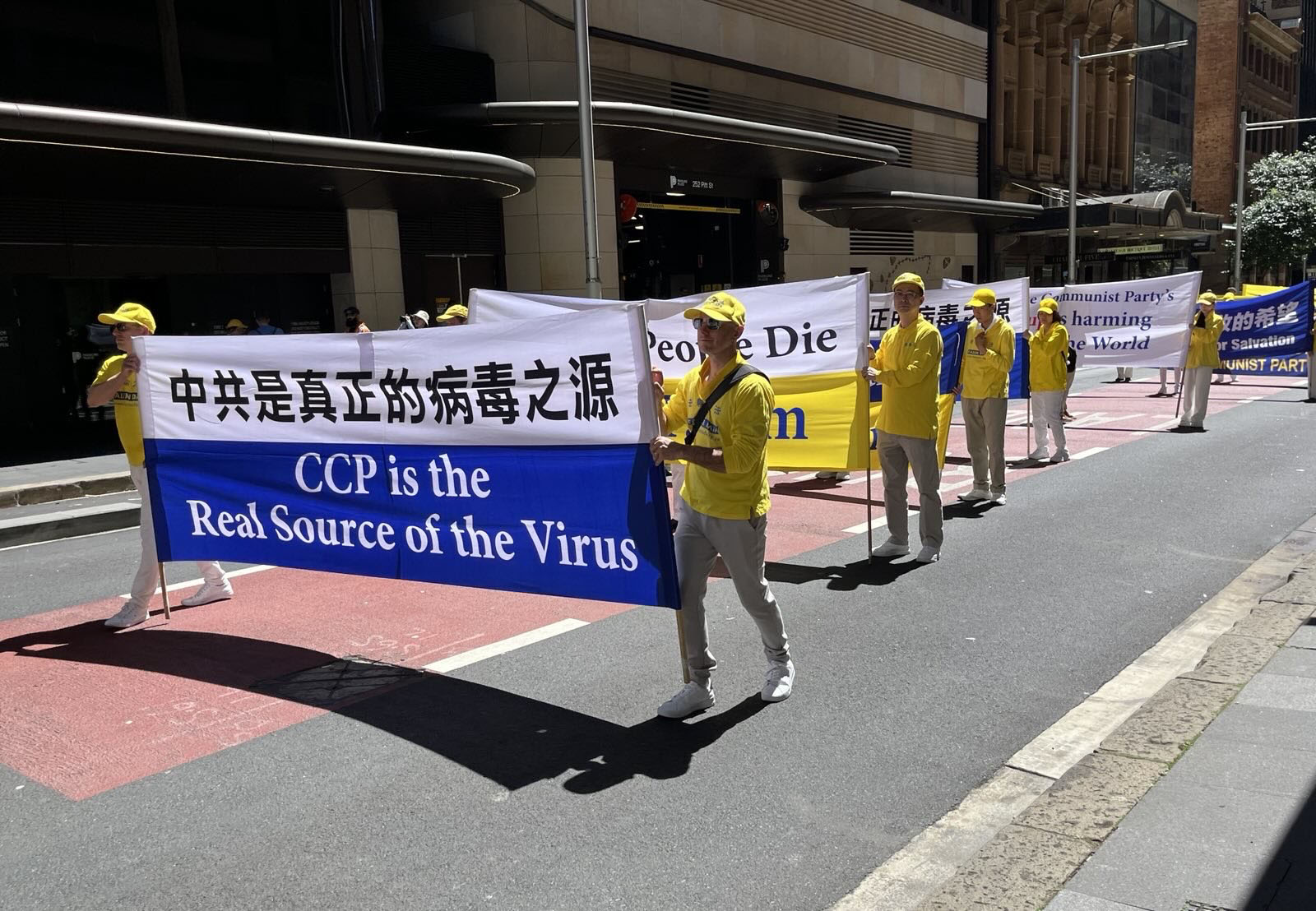 图1~19:二零二五年十月十日周五,来自澳大利亚各大城市的部份法轮功学员在悉尼举行了盛大游行。壮观祥和的游行受到各界民众的关注与支持,观众赞佩大游行传递的真、善、忍普世价值,对当今世界至关重要。