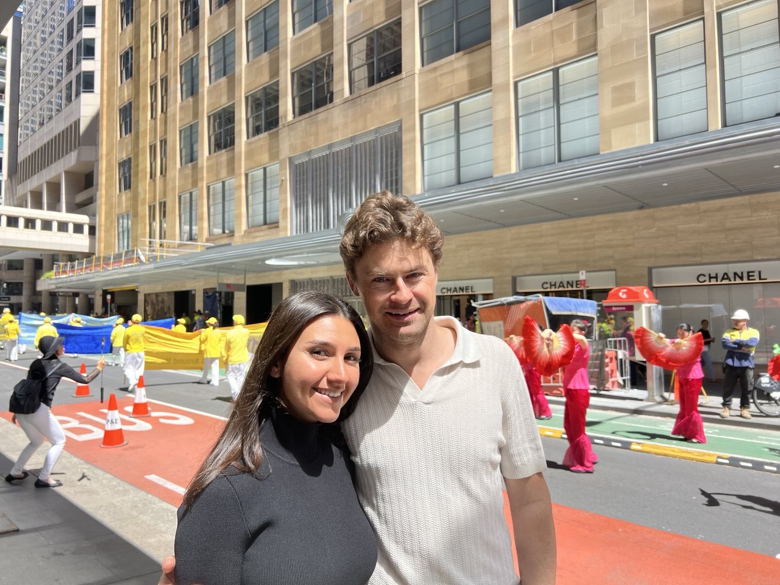 图20:悉尼两位律师詹姆斯(右)和泽拉第一次观看法轮功学员的游行,印象深刻。