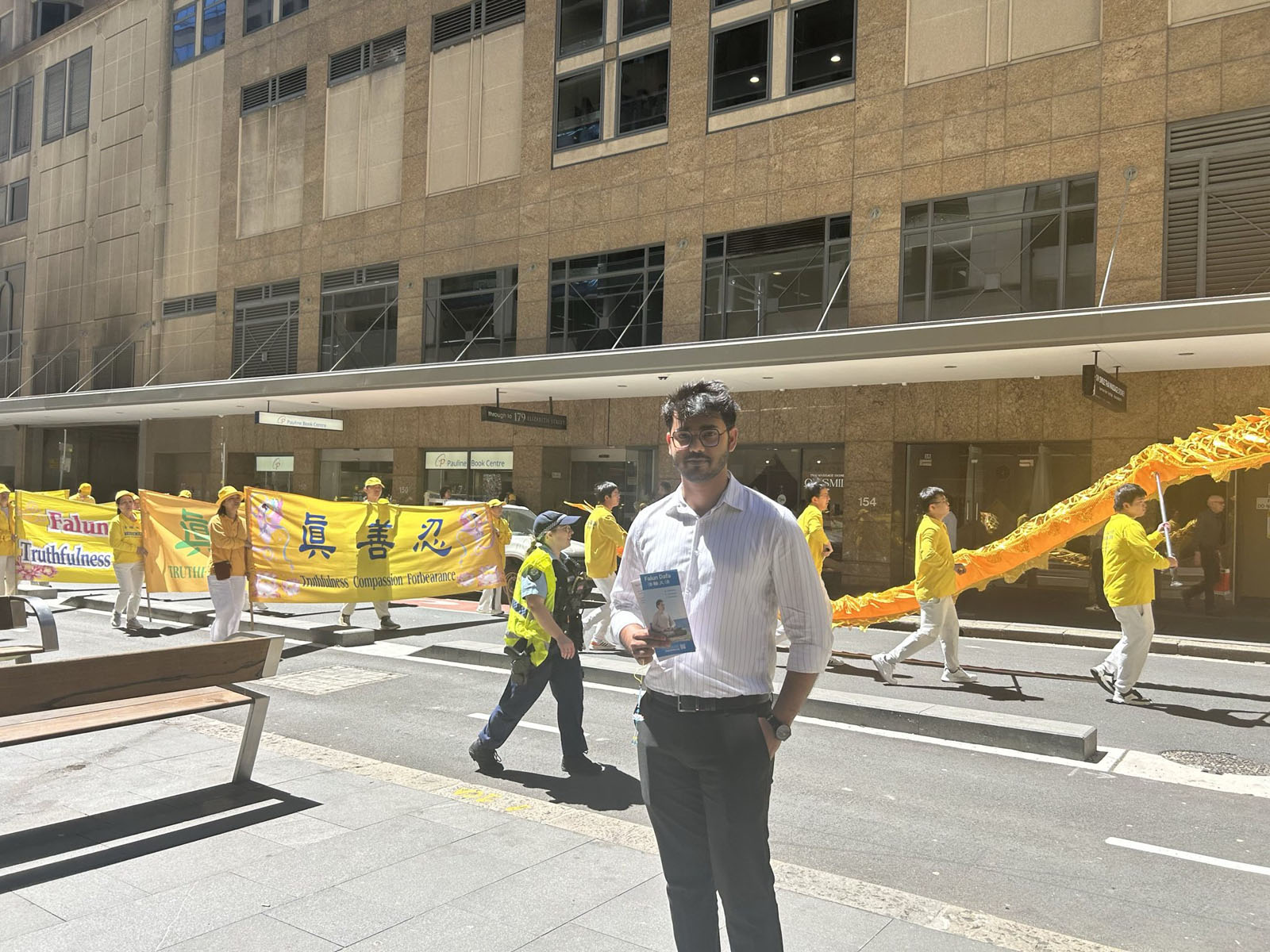 图23:教育咨询公司任职的阿卡什表示,真、善、忍造福社会。