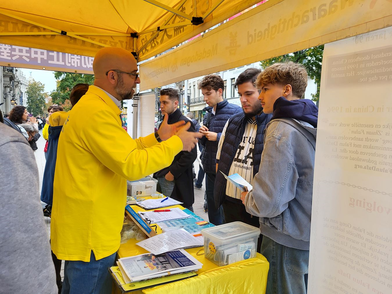 '图1~3:梅尔商业步行大街法轮功活动现场'