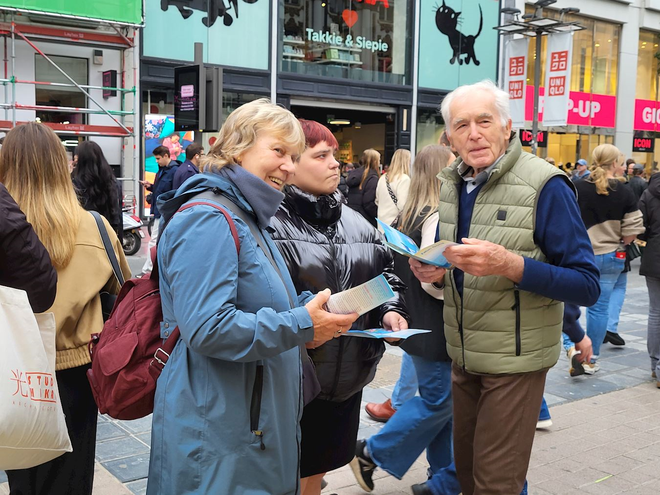 '图11~13:了解法轮功并支持反迫害的现场民众'