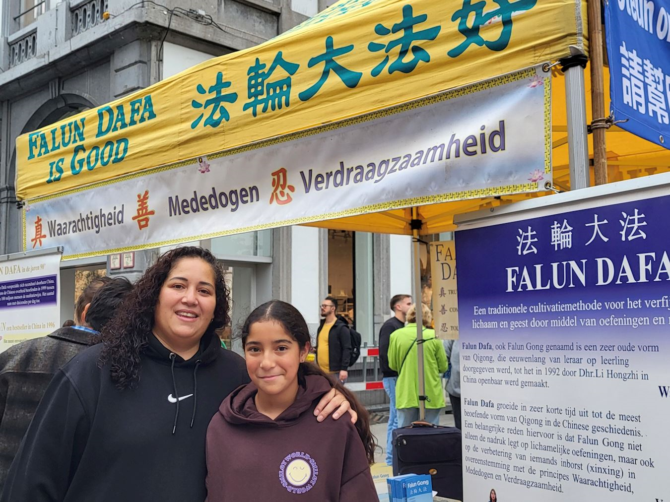 '图14:卡琳娜和女儿,希望能够继续学炼法轮功'