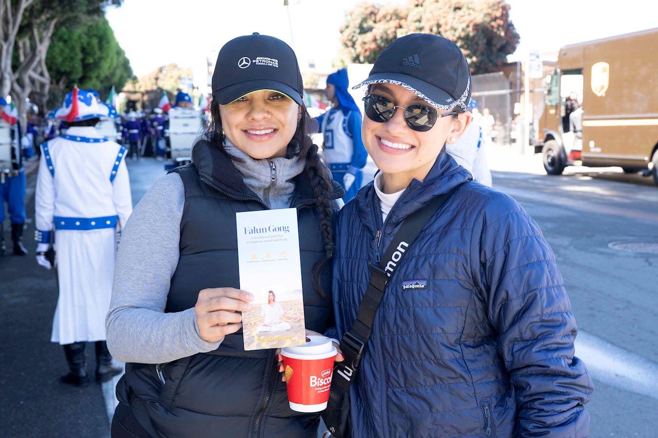 '图11:住在旧金山的加布里埃拉·坎内(左)和好友维多利亚表示,她们被真、善、忍的信息所吸引'