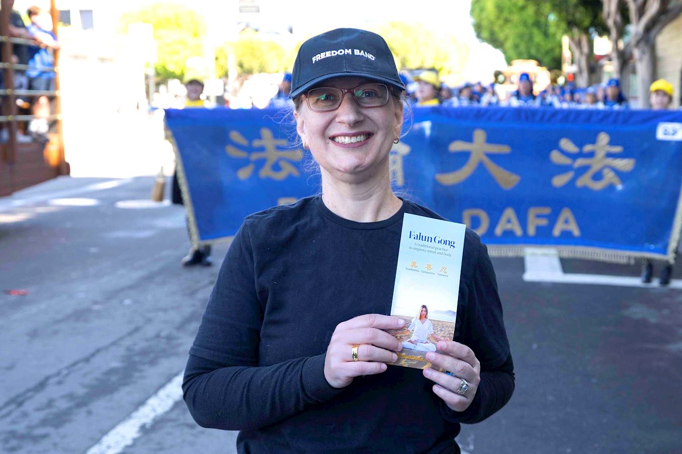 '图14:住在加州首府沙加缅度的克里丝塔钦佩法轮功,并想加入法轮功的队伍。'