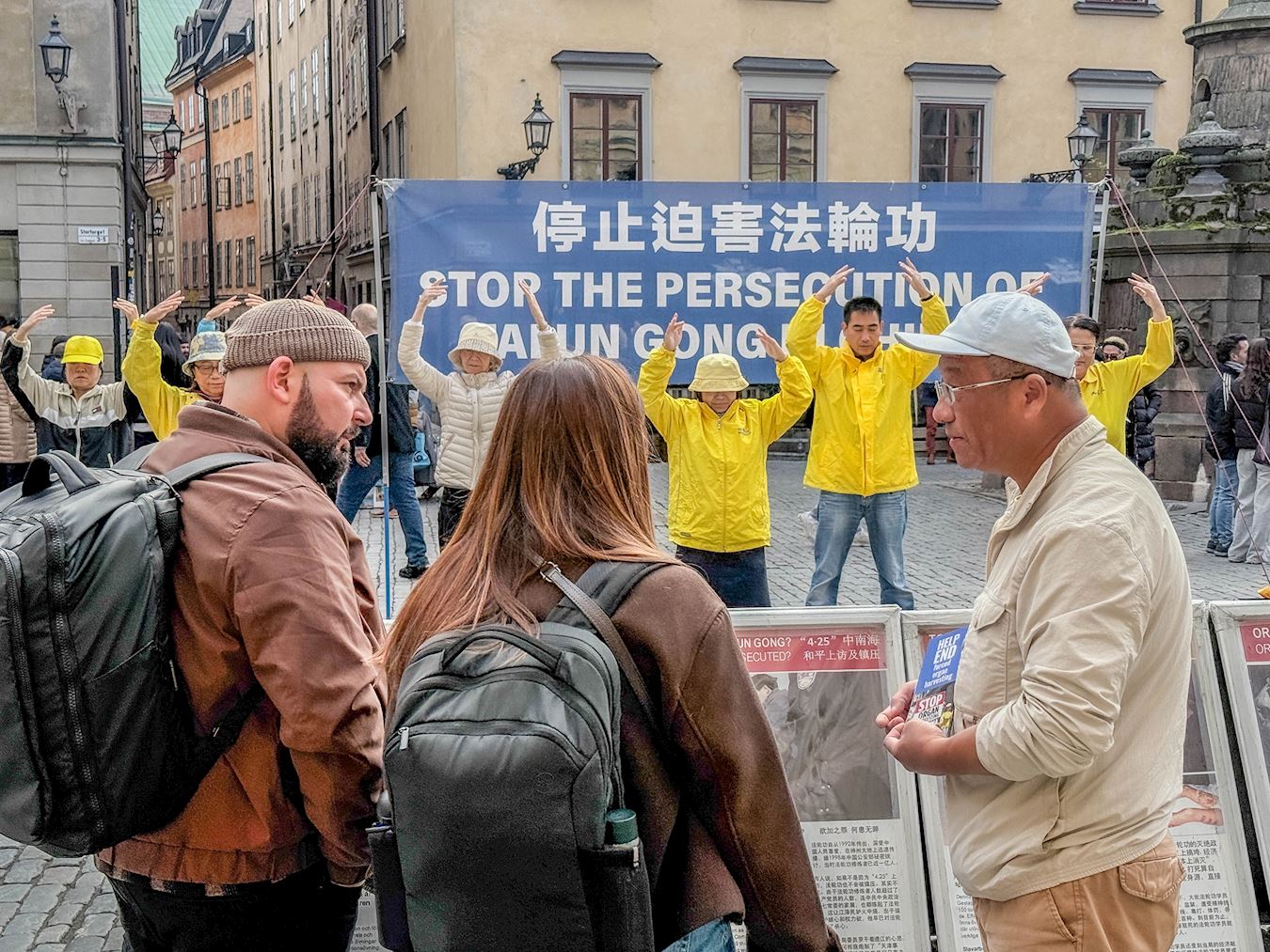 '图1~2:二零二五年十月以来,每个周五至周日的下午,法轮功学员在诺贝尔博物馆前举办讲真相征签活动。'