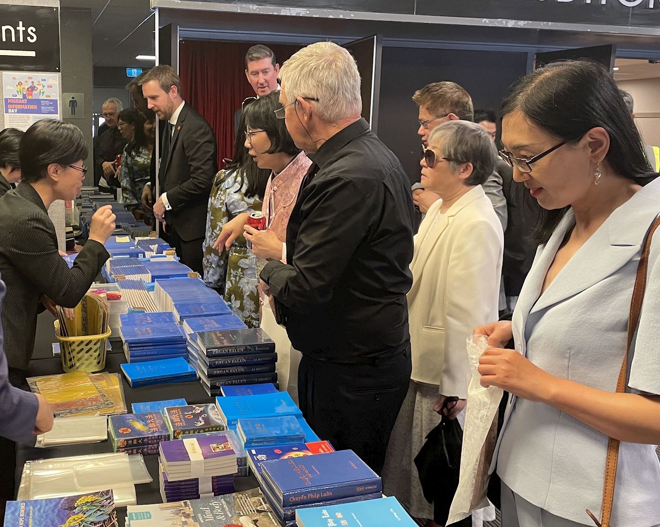 '图2~5:法会休息期间,学员们在天梯书店展位,踊跃购买各语种大法书籍。'