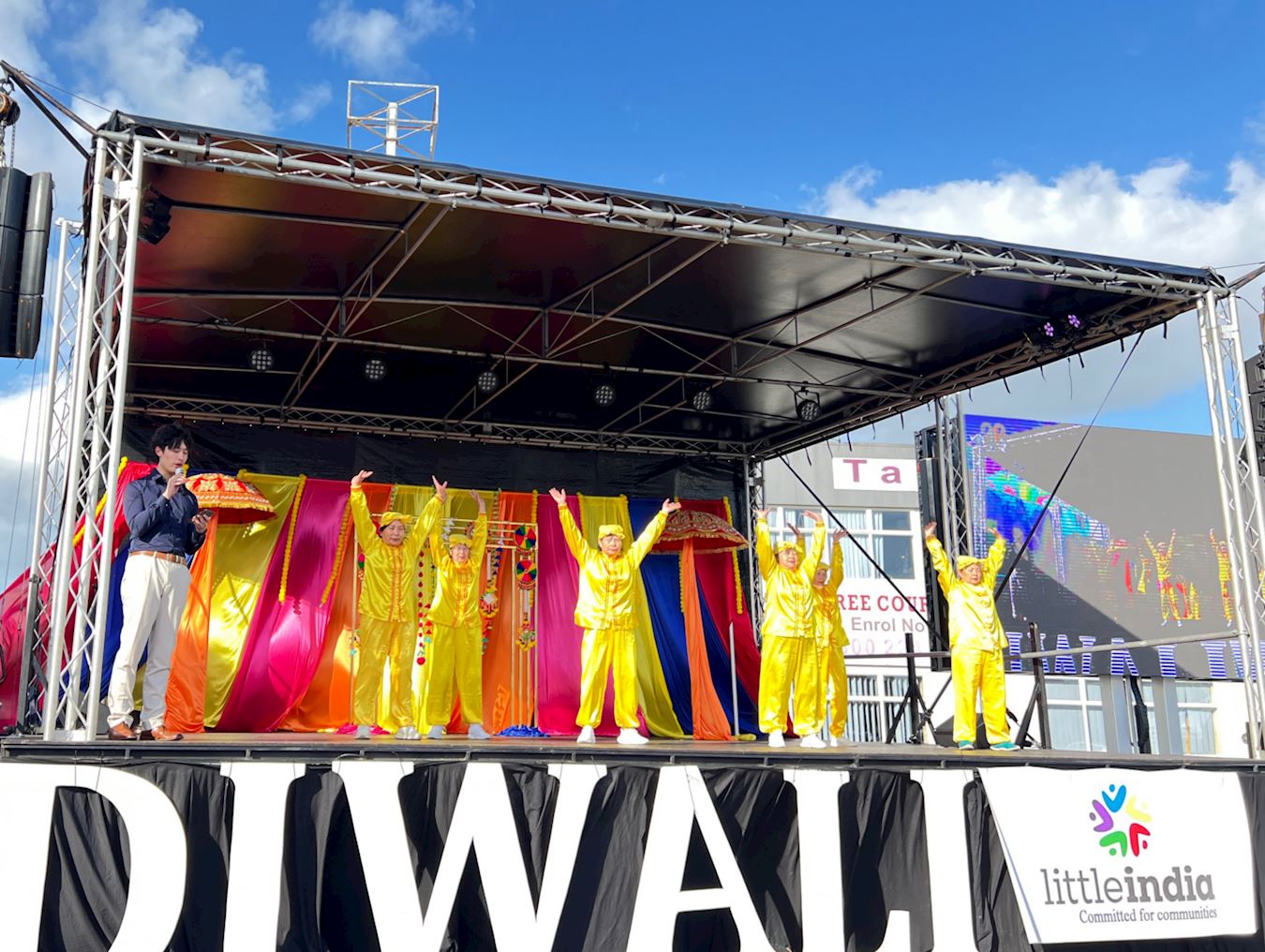 '图1:二零二五年十月十八日,新西兰法轮功学员应邀参加了奥克兰南区帕帕图伊图伊(Papatoetoe)年度排灯节(Diwali)庆典。图为:法轮功学员在舞台上展示功法。'