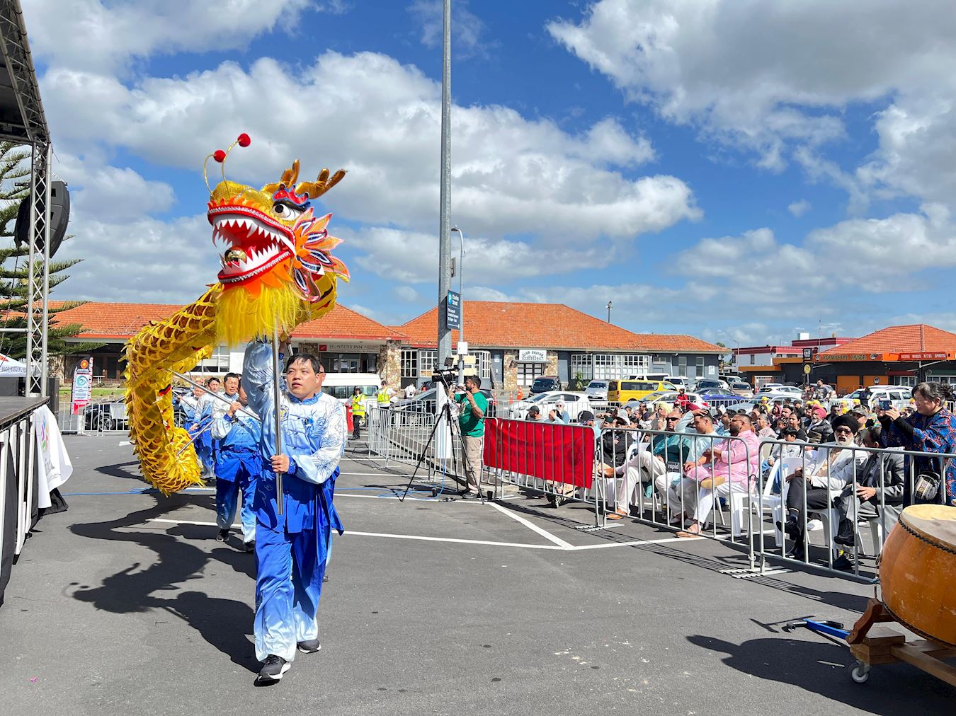 '图2~3:由法轮功学员组成的舞龙队在表演中。'