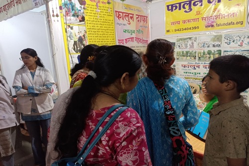 图2:参观者来到法轮功展位前。