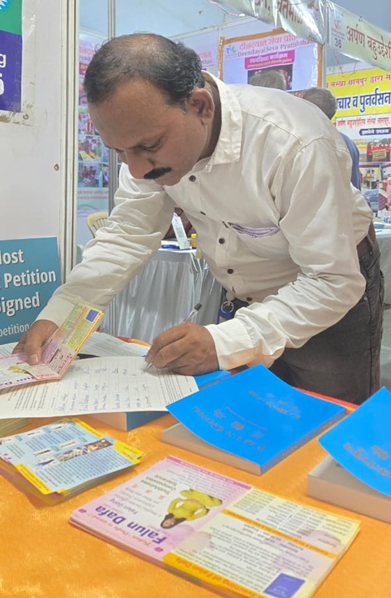 图4:拉文德拉·舒克拉在谴责中共强摘法轮功学员和其他良心犯的器官的请愿书上签名。