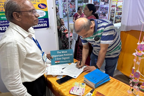 图5:普拉文·马哈詹博士在反迫害请愿书上签名。