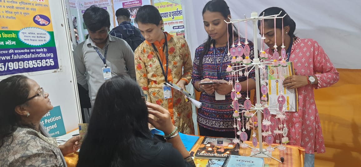 图6:阿卡什和他的朋友们在纳格浦尔展会上了解法轮功。