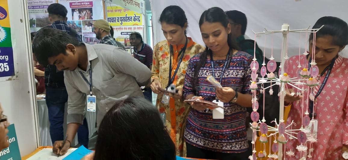 图7:阿卡什和他的朋友们在请愿书上签名。