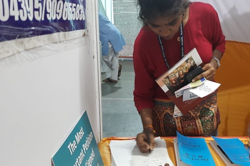 图8:安贾莉·拉瓦特在请愿书上签名。