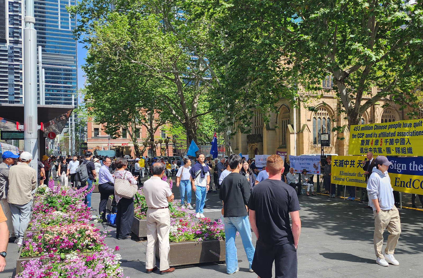 图2:人们聚集活动现场,聆听嘉宾发言。