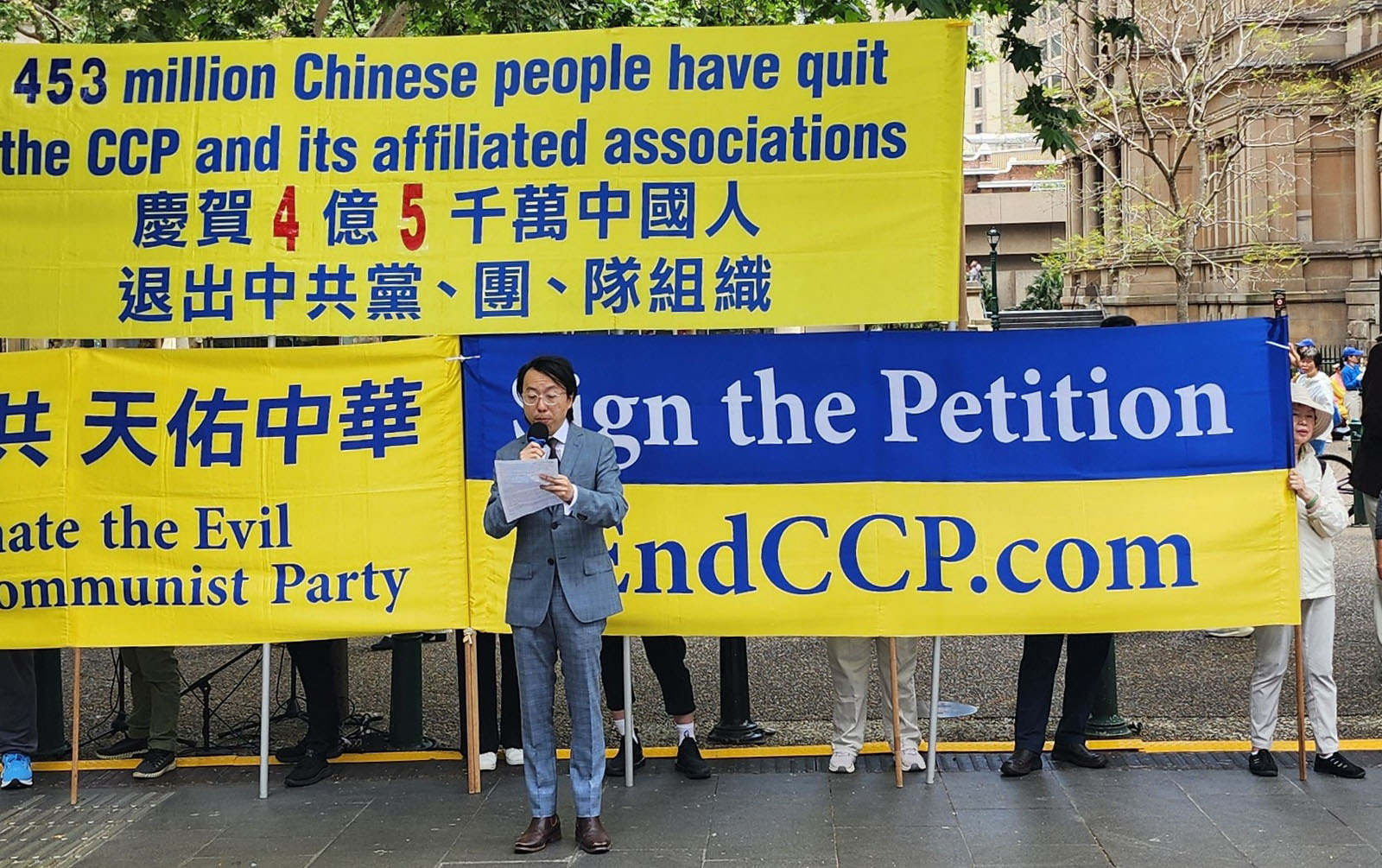 图6:牛顿律师在演讲