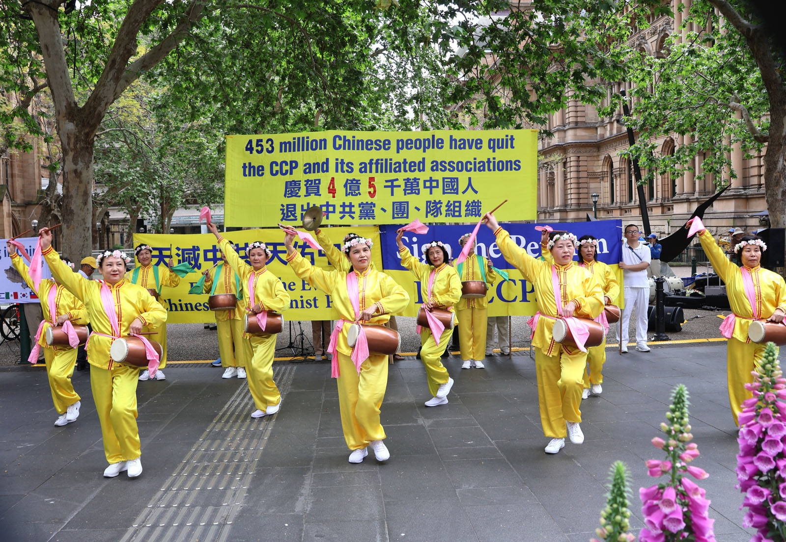 图9:由法轮功学员组成的腰鼓队在欢庆4.52亿华人勇士抛弃了中共,选择光明未来!