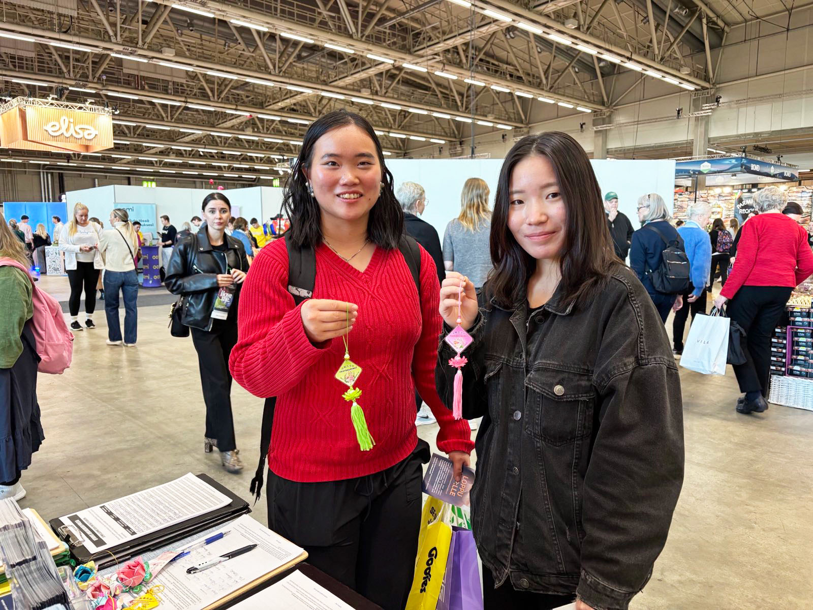 图5~9:民众上前了解法轮功真相并签名支持法轮功。