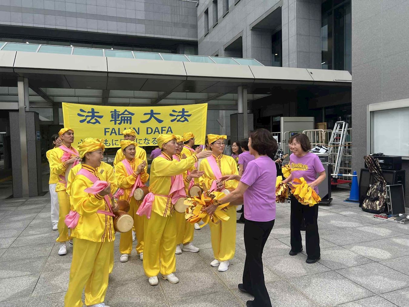 '图4:演出结束后,另一个团队为腰鼓队鼓掌,并与队员握手交流'