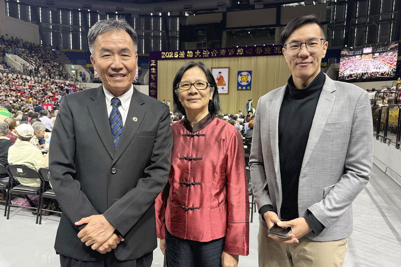 '图1:退休的小学校长陈莹聪和妻子、儿子在法会主厅合影。'