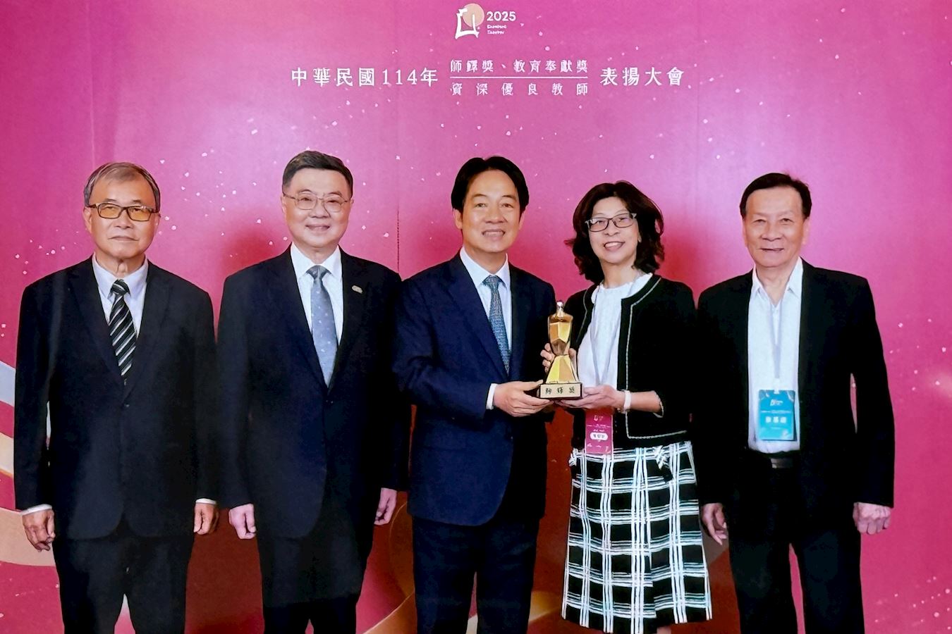 '图1:陈静容老师(右二)荣获今年师铎奖,与总统赖清德(中)、行政院长卓荣泰(左二)、教育部长郑英耀(左一)及父亲(右一)合影。'