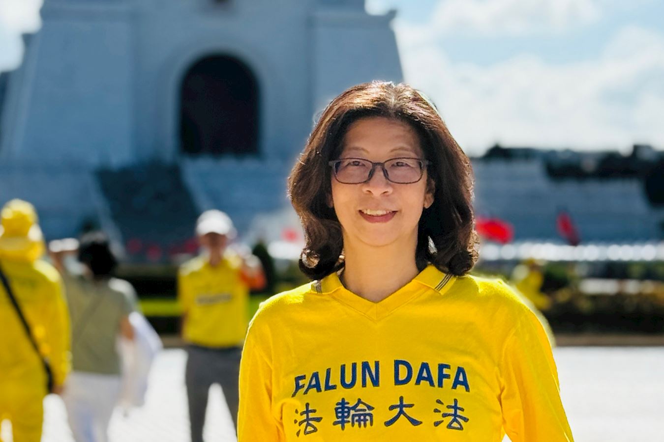 '图2:陈静容参加二零二五年在自由广场排字活动时的留影。'