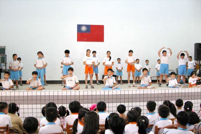 '图3:学生在学校展示五套功法。'