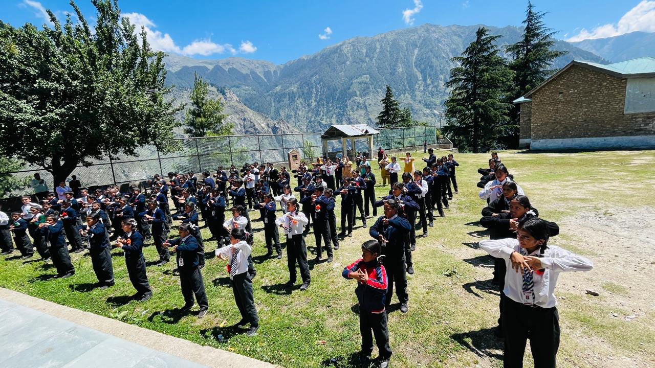 图1~12:法轮功学员走访了西喜马拉雅地区的十三所学校,向师生介绍法轮功并免费教授功法