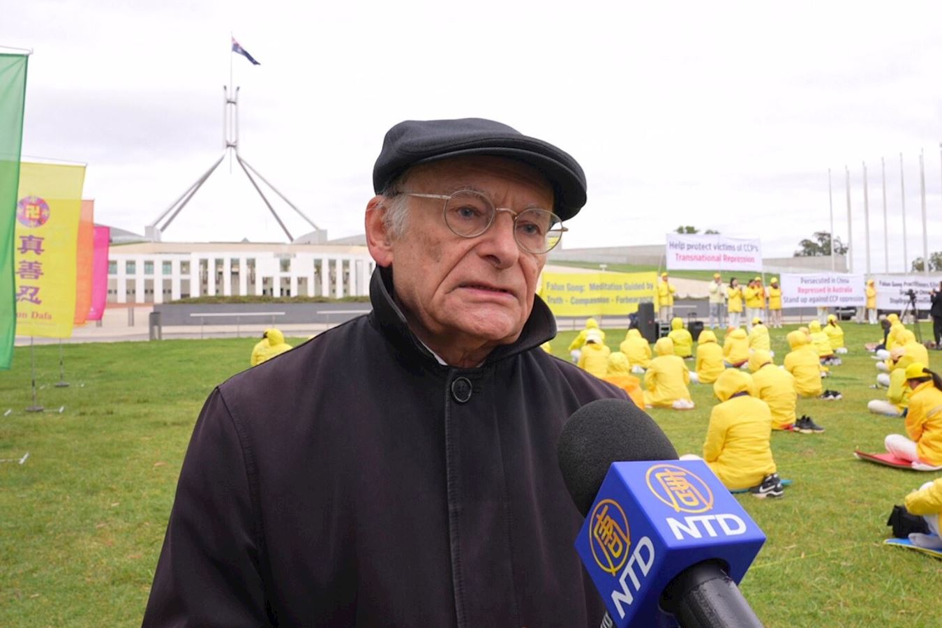 '图4:国际人权律师、加拿大勋章获得者麦塔斯在集会期间接受媒体采访。'