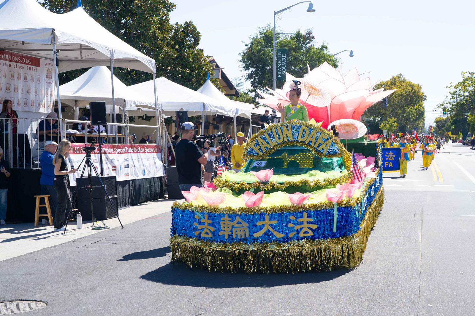 图1~5:二零二五年十月四日,旧金山湾区的法轮功学员应邀参加圣塔克拉拉冠军游行。