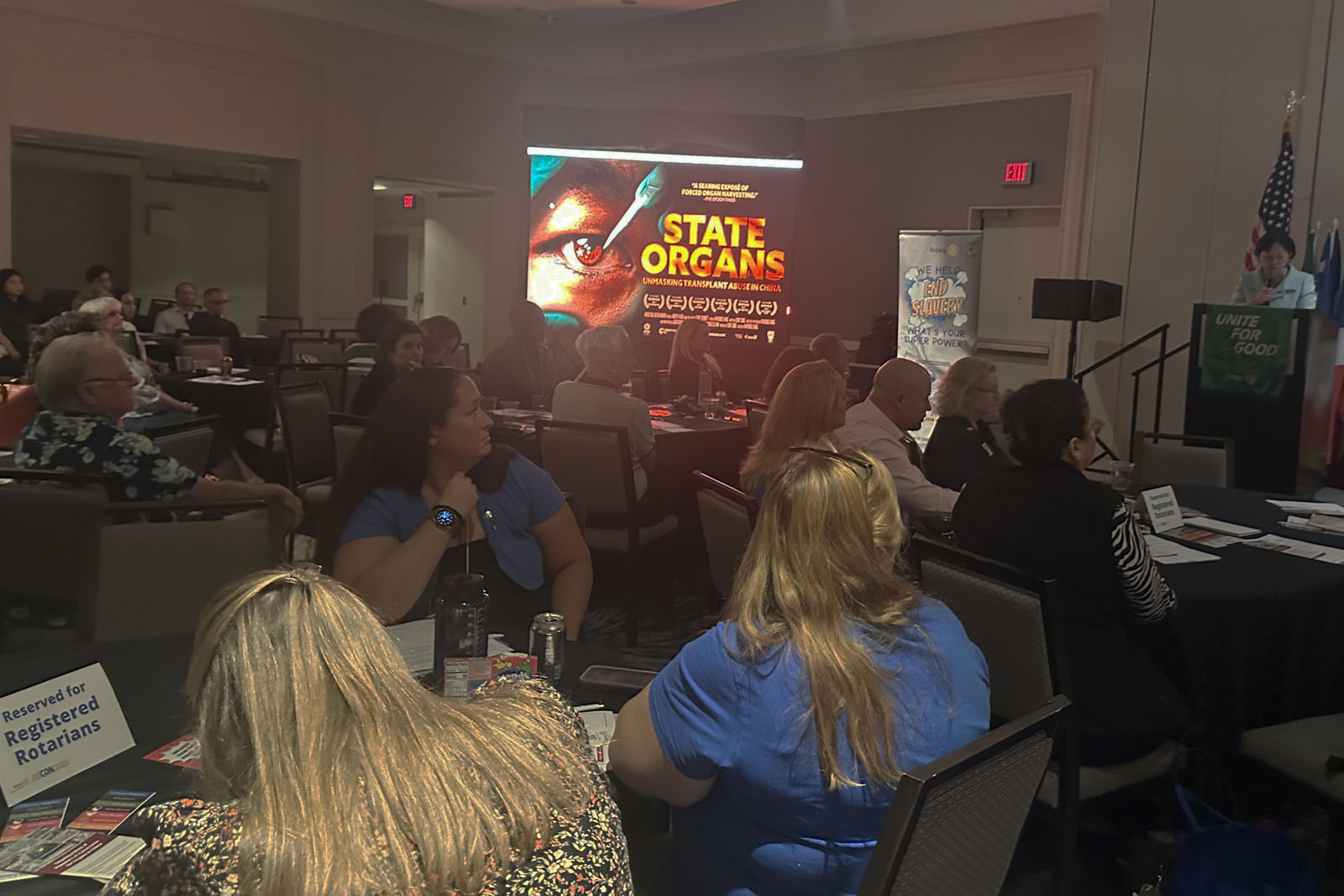 图1:二零二五年十月三日晚,扶轮社在美国首都华盛顿位于白宫附近的威斯汀酒店宴会厅举办了《国有器官》放映会。