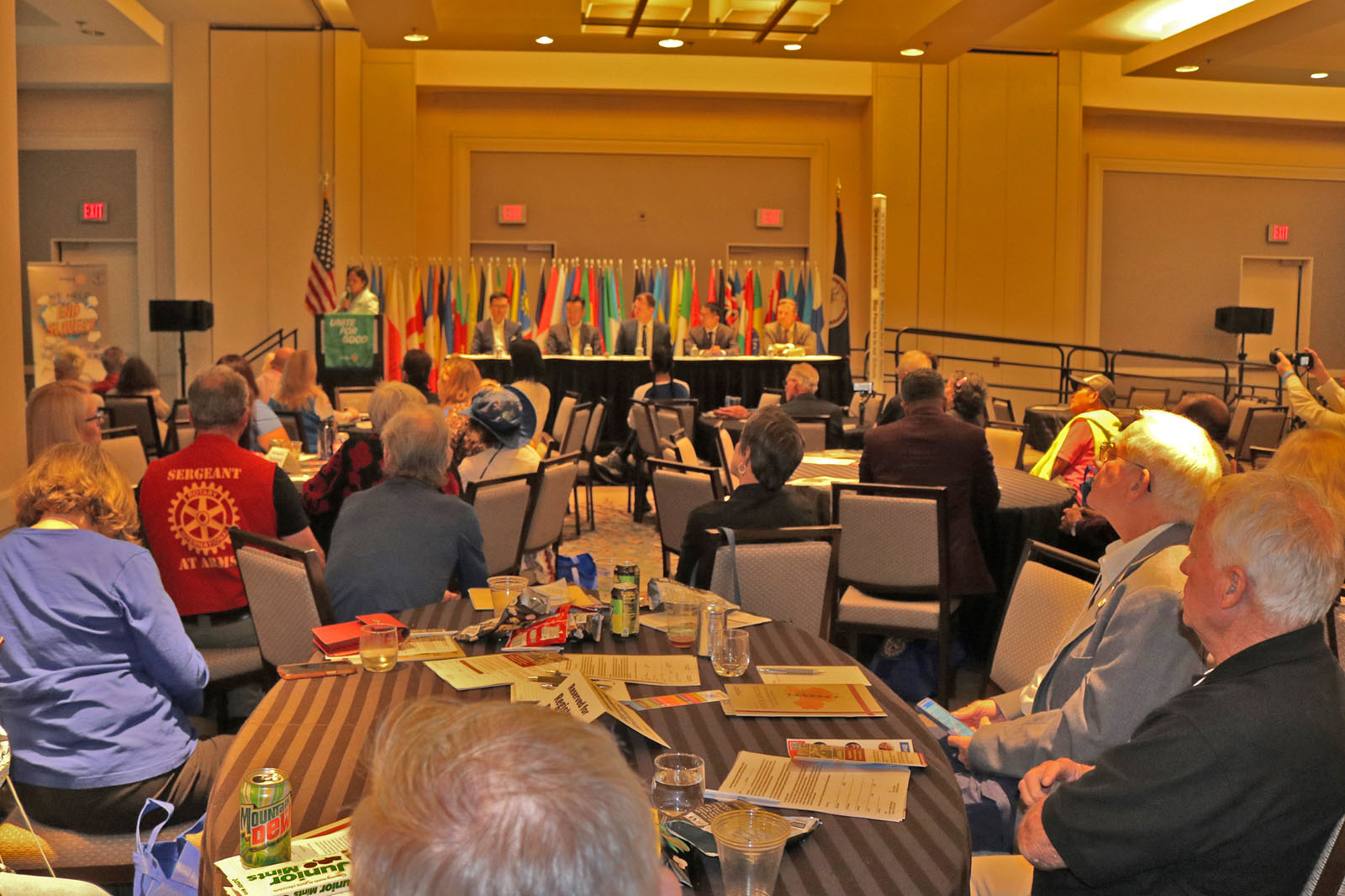 图3:二零二五年十月三日晚,《国有器官》放映会结束后,包括媒体记者,法轮功学员,医生以及这部影片的导演现场回答了观众提出的问题。