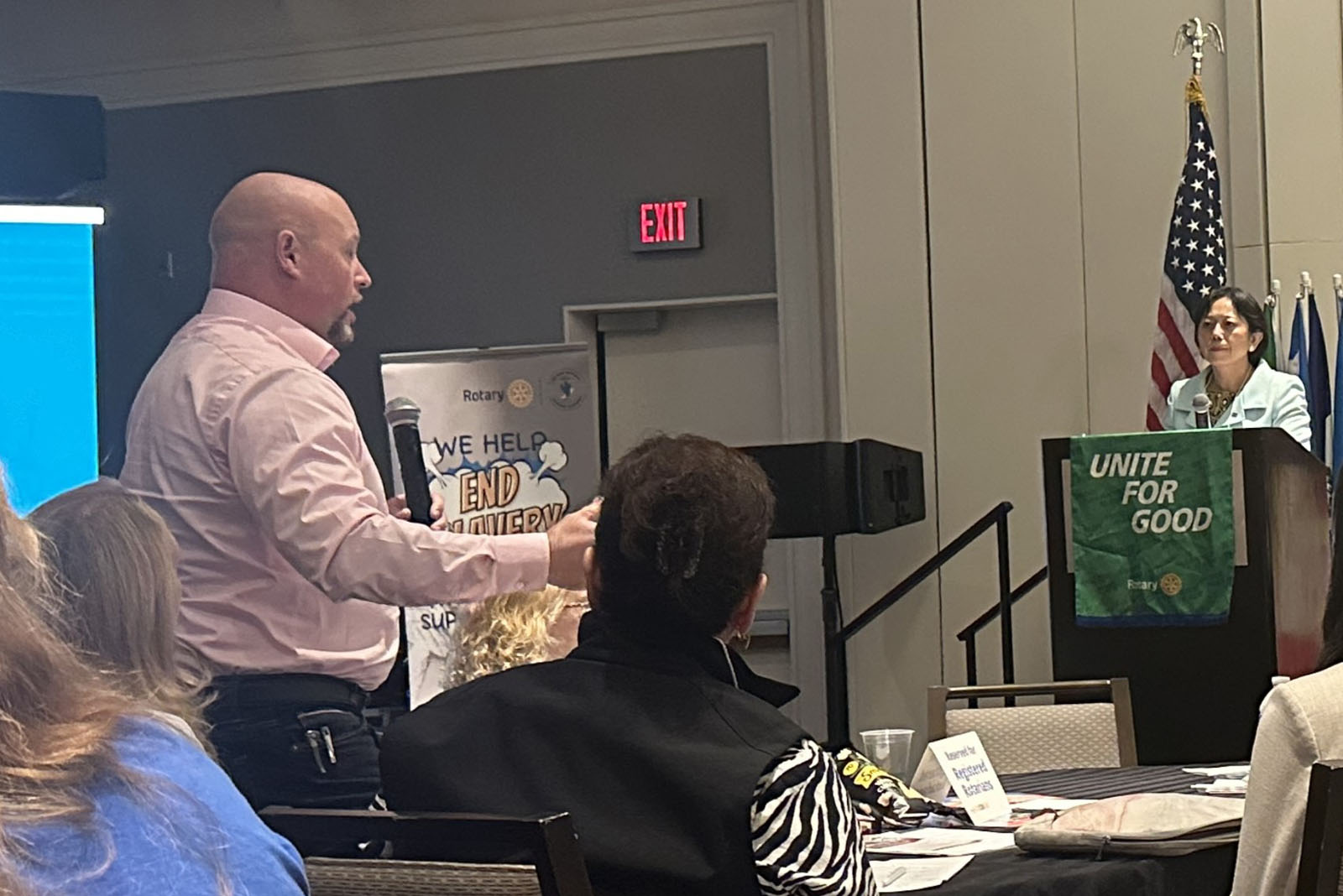 图6:扶轮社维吉尼亚州分社会员、企业家安德鲁在现场提问,深入了解真相。