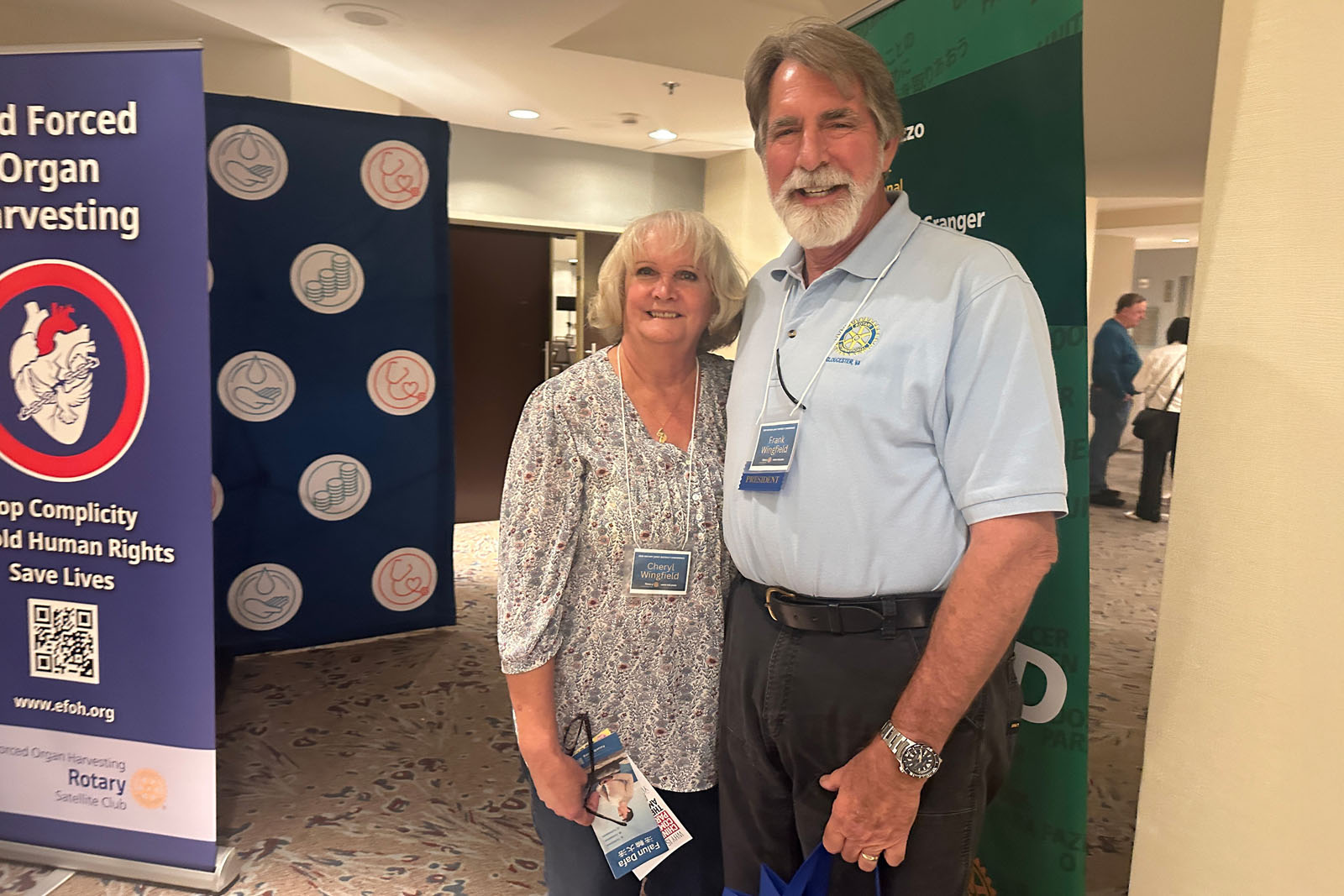 图7:弗吉尼亚州居民弗兰克和太太萨拉带走法轮功真相资料。