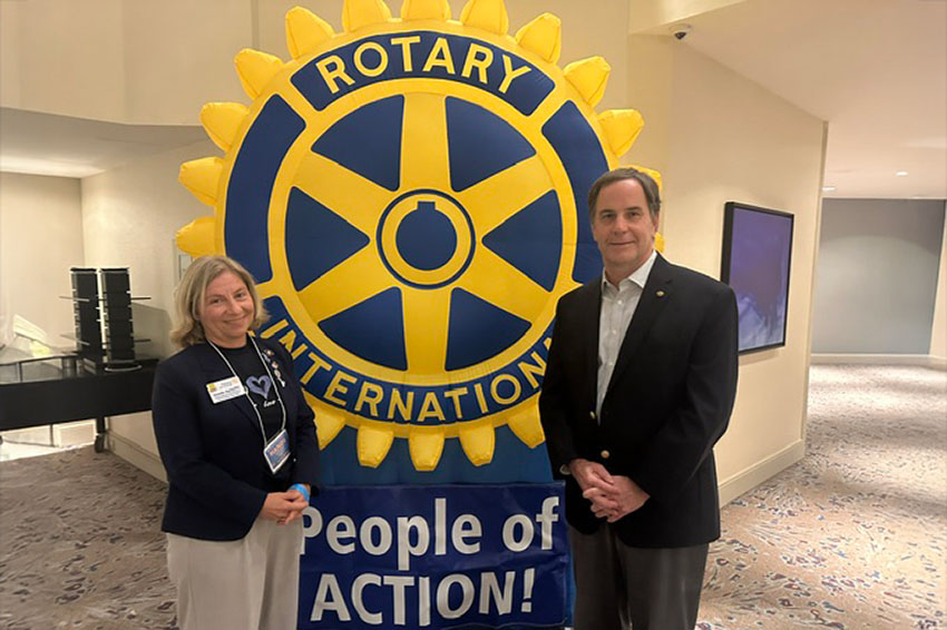 图8:来自马里兰州罗克韦尔扶轮社的汉德(左)和吉姆观看影片后表示深受震撼。