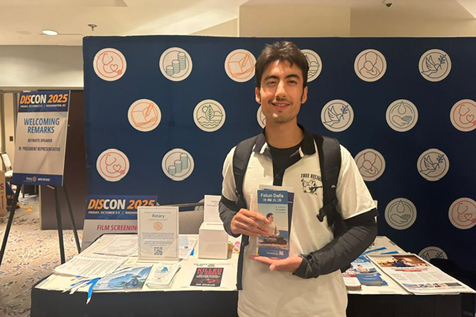 图9:弗吉尼亚理工大学艺术专业的学生何塞渴望了解法轮功真相。