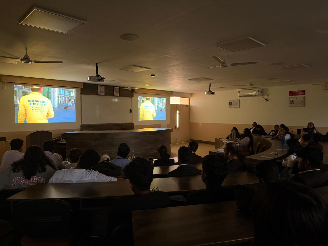 图3:学生和教师在IFIM法学院礼堂观看纪录片《难以置信》。