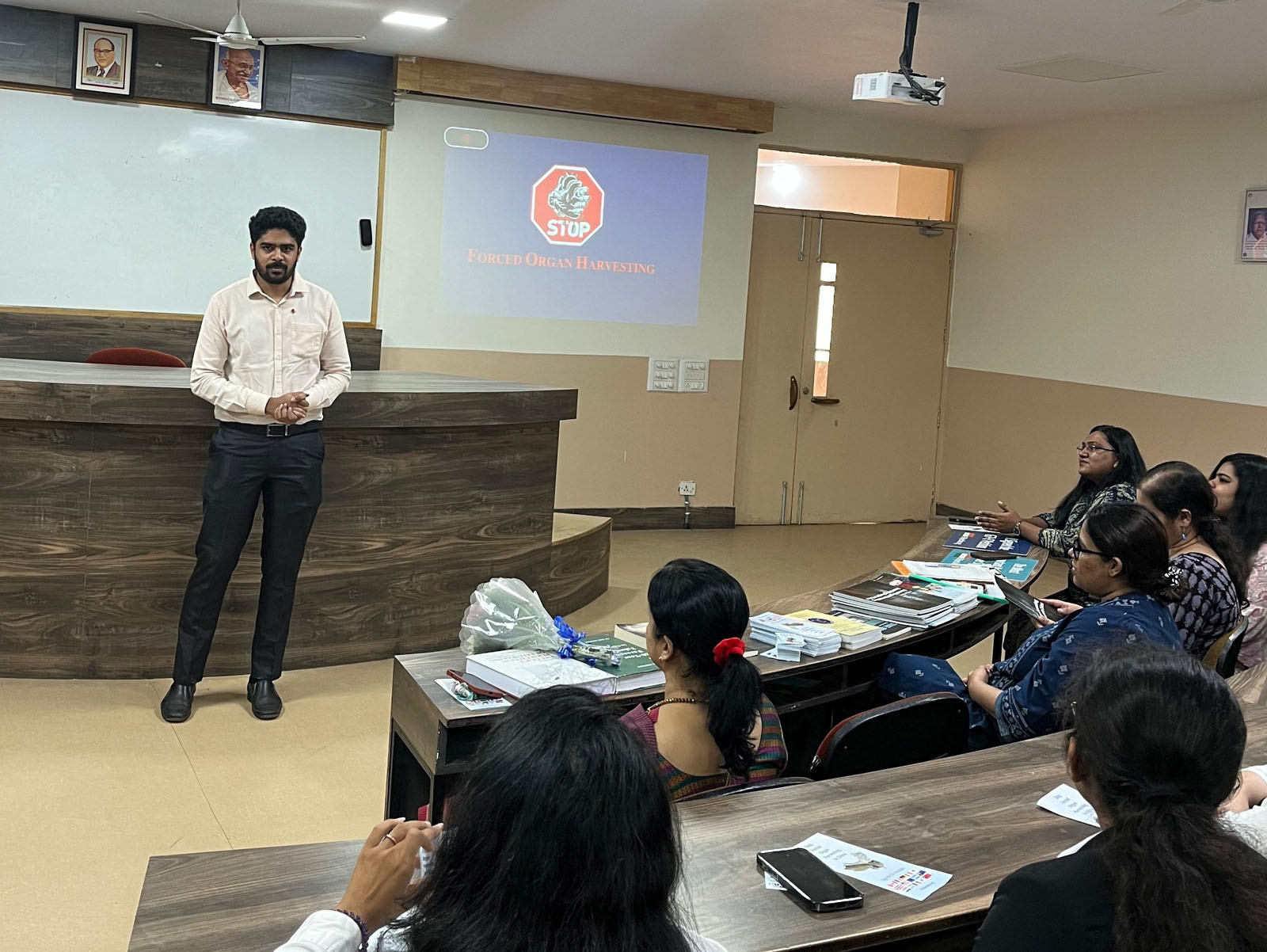 图4:维平博士在电影放映会结束后主持问答环节