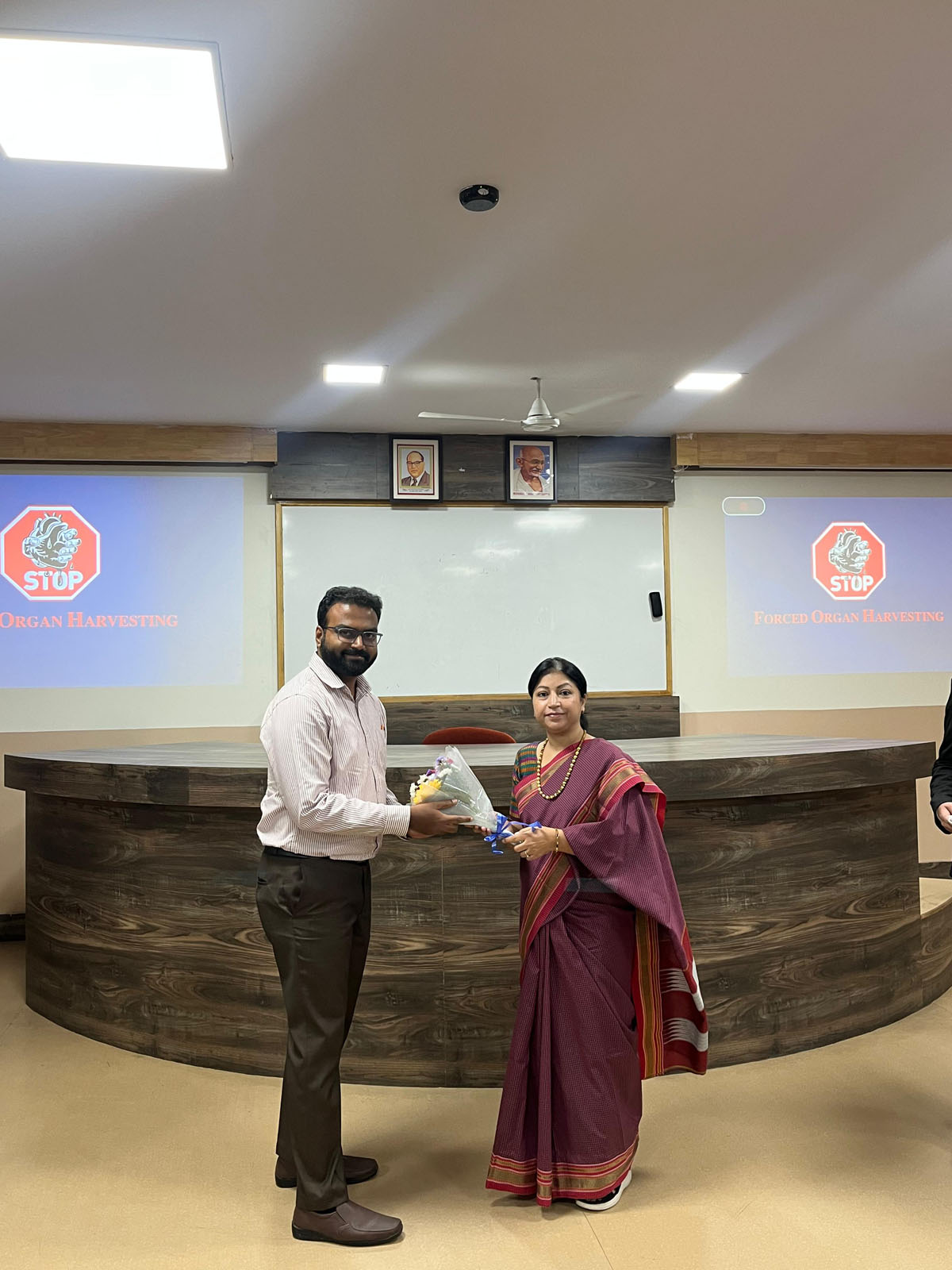 图5:吉里达尔博士与IFIM法学院副校长沙古芙塔·安朱姆博士