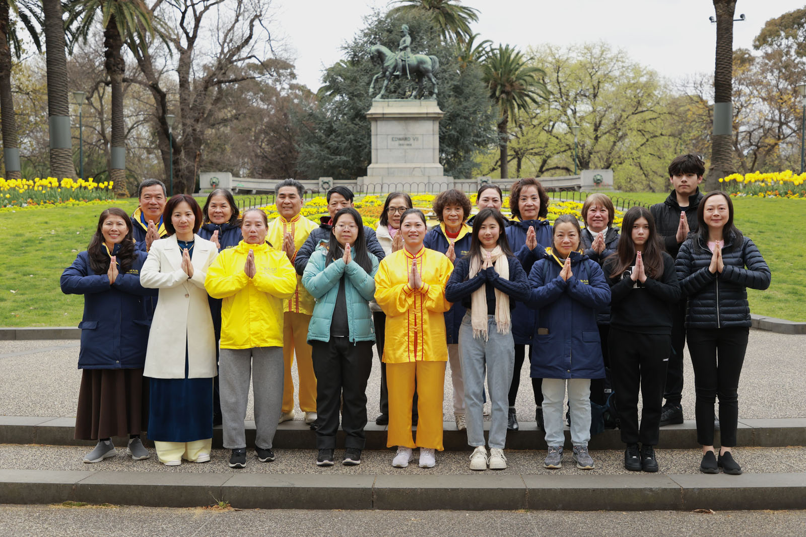 图1~4:二零二五年九月,乙巳中秋来临之际,墨尔本各族裔部份法轮功学员恭祝李洪志师父中秋快乐。