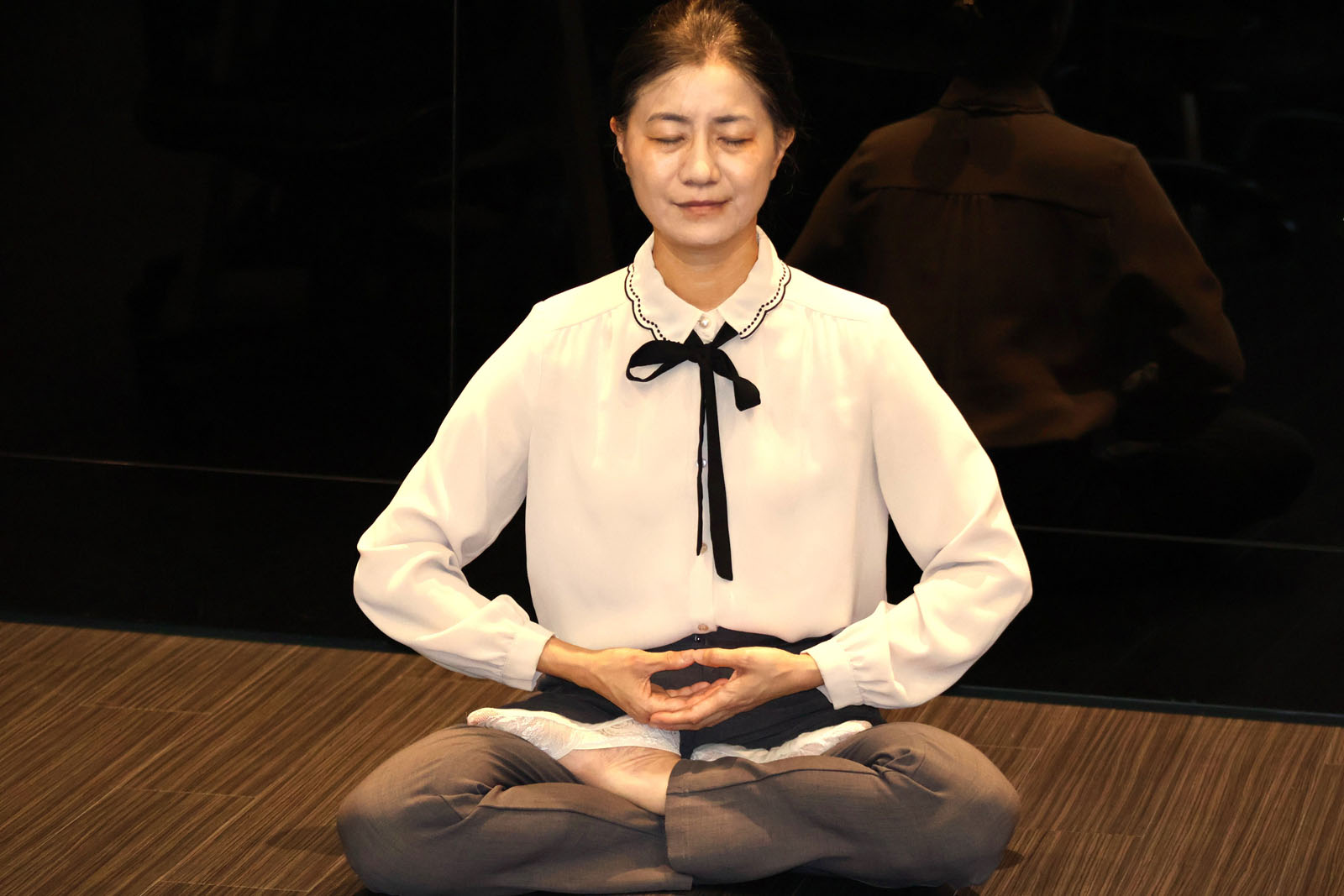 图1:秀璟在炼法轮功的第五套功法