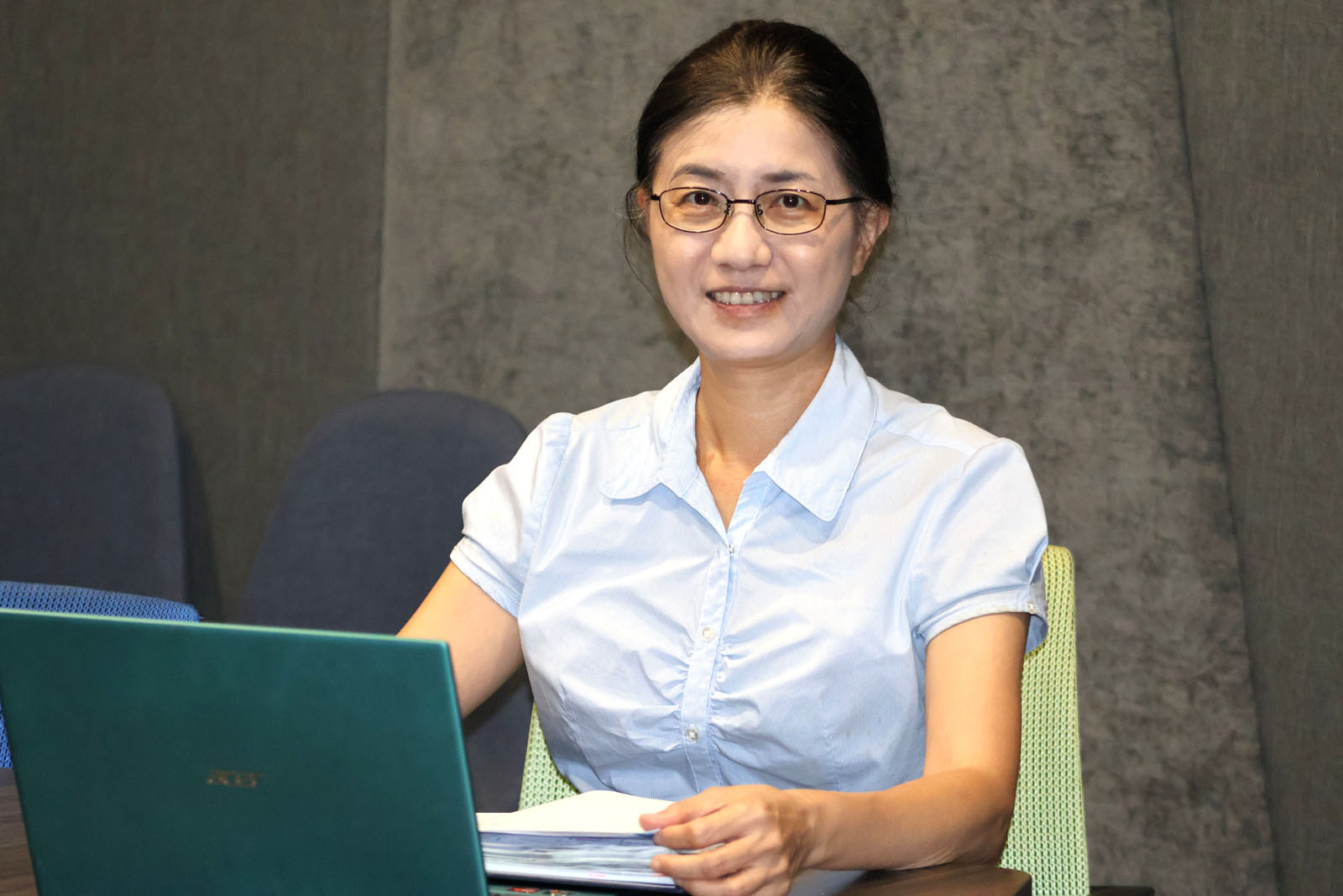 图3:修炼法轮功后,秀璟变得神清气爽,更快乐了。