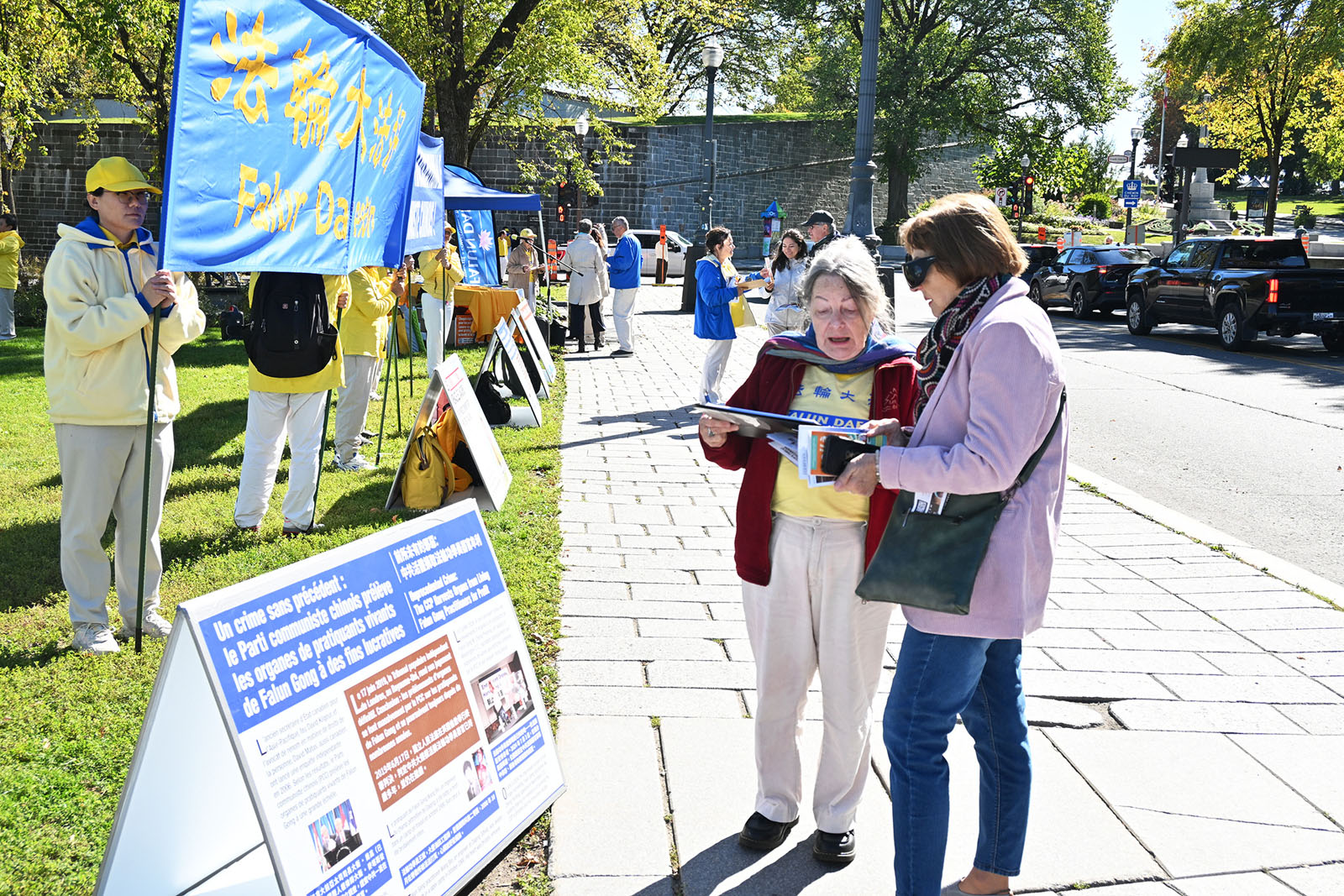 图2~6:二零二五年十月二日,加拿大魁北克市部份法轮功学员在国民议会广场举行集会,揭露中共跨国镇压,唤起民众关注。