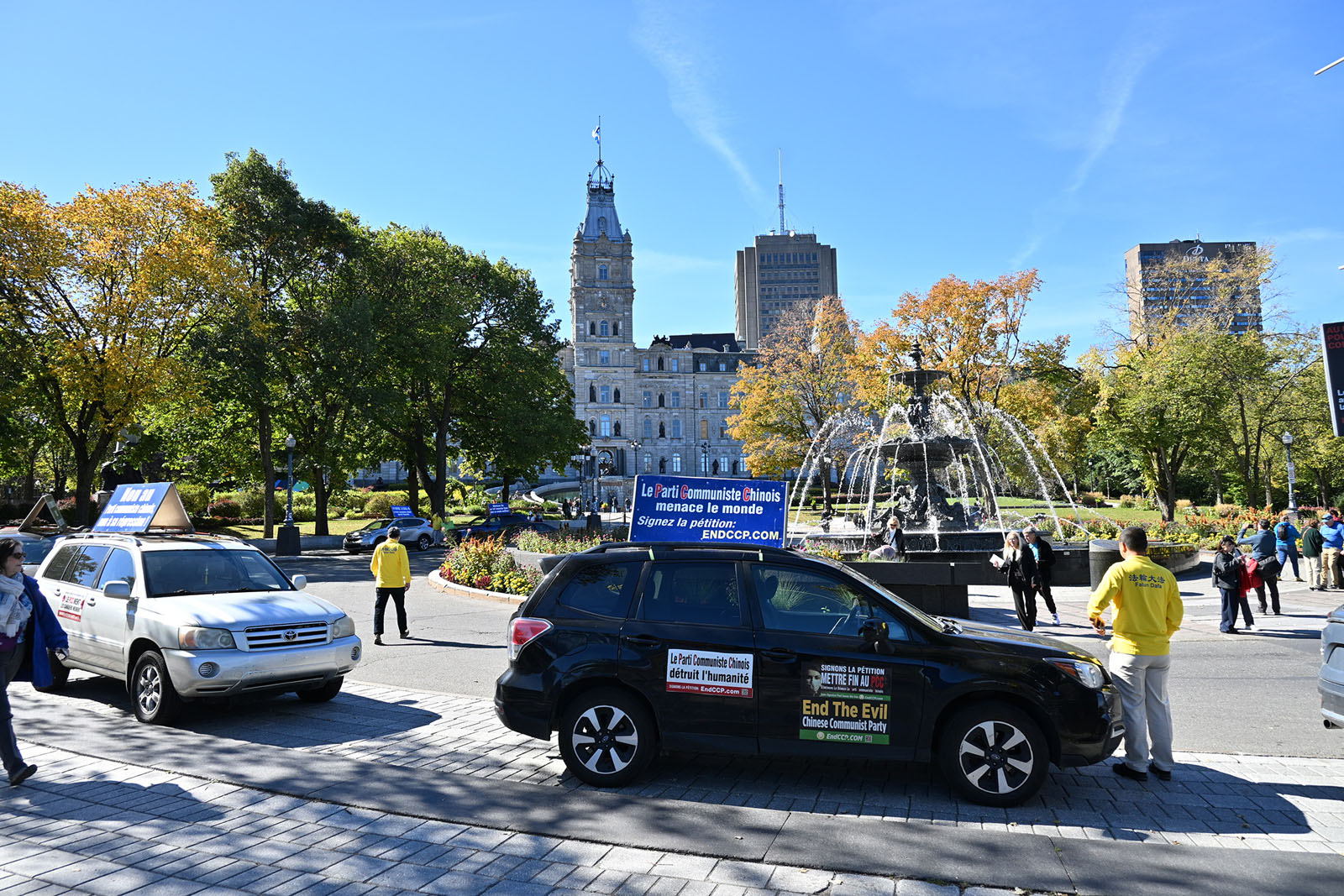 图9~10:活动期间,学员们组织了揭露中共迫害的汽车游行,队伍从国会大厦出发,终点是加拿大最繁忙的购物中心之一圣福伊广场。