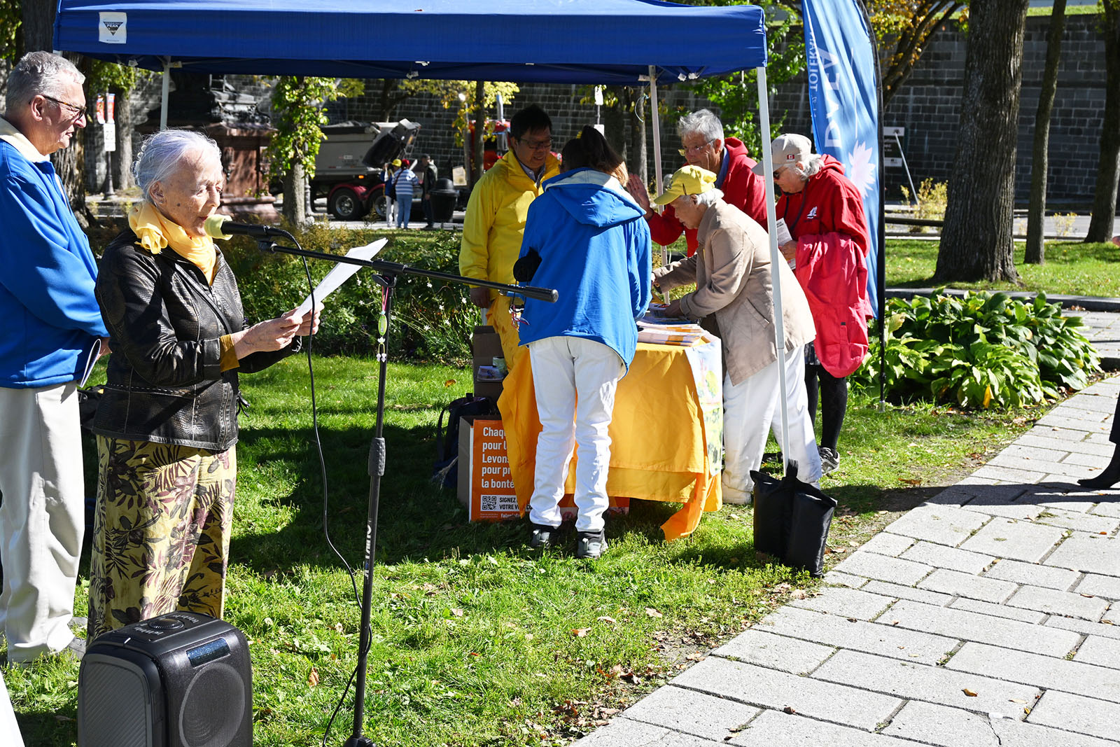 图11:魁北克市法轮大法学会会长妮可‧米洛特(左二)在活动上发言。