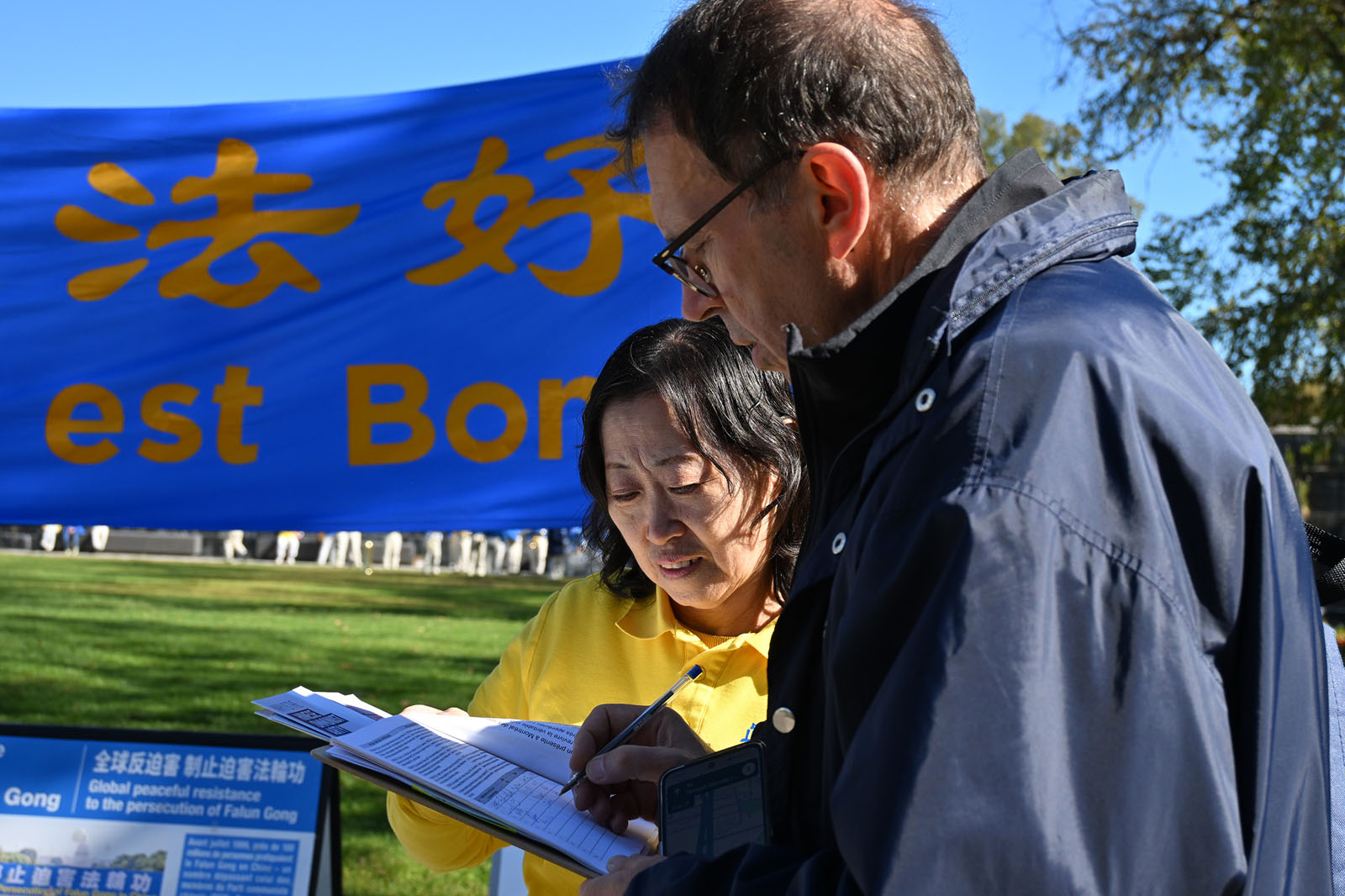 图12~14:很多民众当了解真相后,纷纷在呼吁魁北克政府不要参与中共跨国镇压法轮功的请愿书上签名声援法轮功学员。