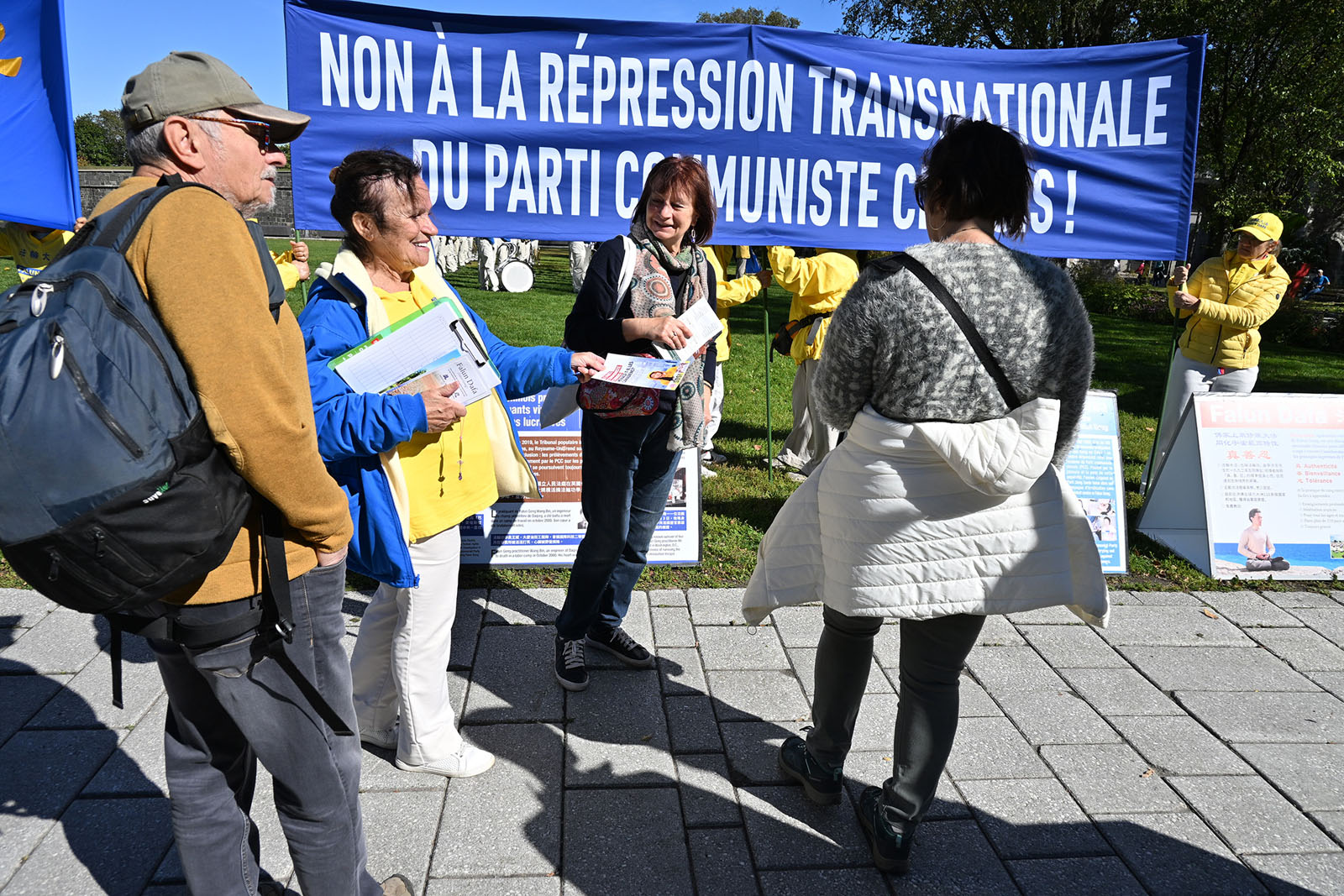 图15:法轮功学员米歇琳(左二)。