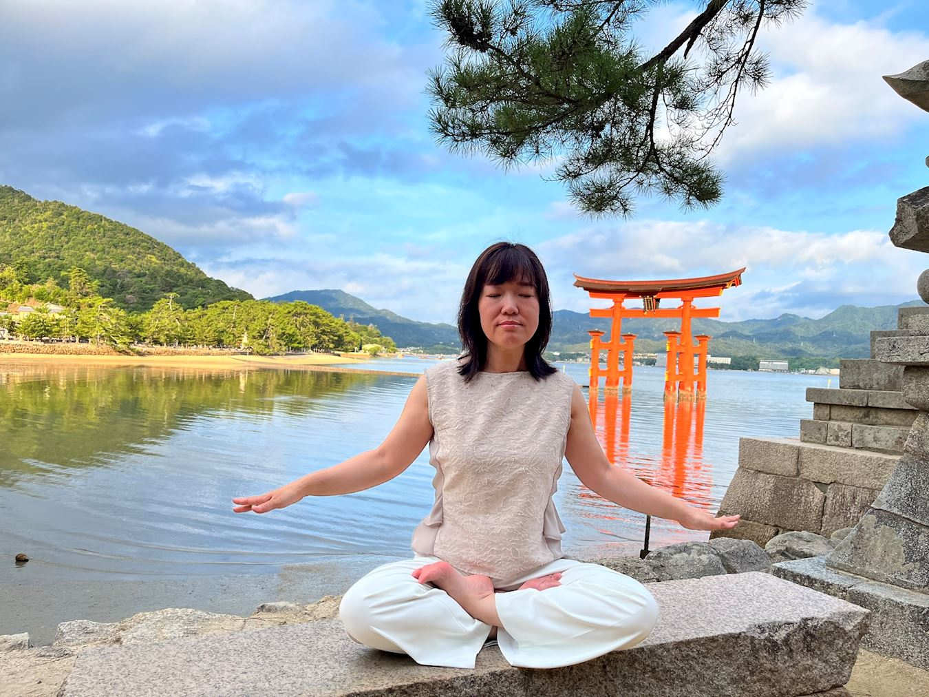 '图1:川村女士在炼法轮功的第五套功法'