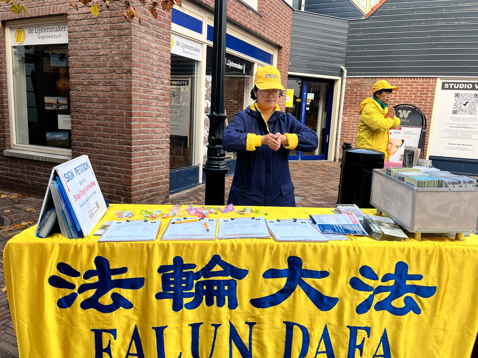 图1~4:二零二五年十一月八日,荷兰法轮功巡回真相点到瓦瑟纳尔举办讲真相活动。